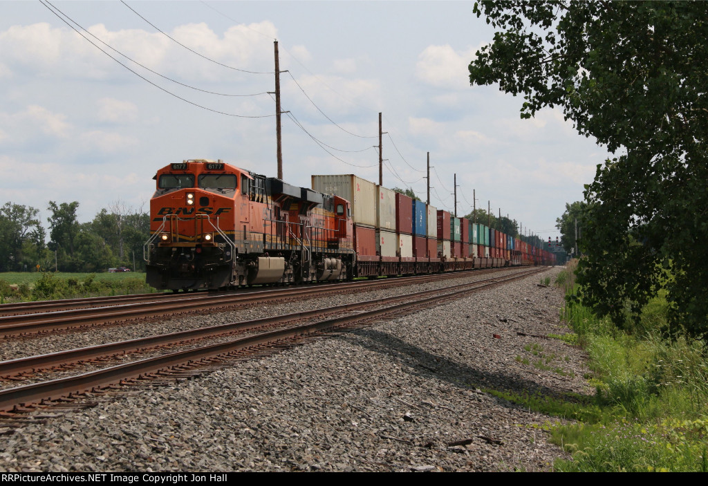 A pair of BNSF motors power 25N west on the Chicago Line